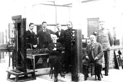 Willem y sus colegas posando en el primer electrocardiograma del mundo