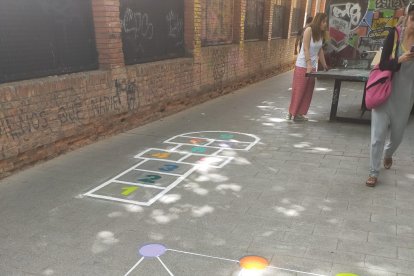 La zona lateral de la antigua Casa de la Juventud, junto al colegio Castilla cuenta ya con una nueva zona de juegos