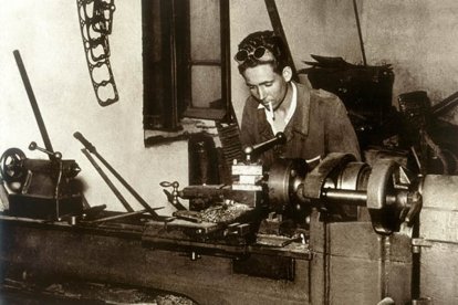 José Antolín trabajando en el taller familiar. ECB