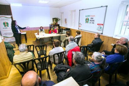 Marimar Sainz, coordinadora de Alcer, interviene en la asamblea. TOMÁS ALONSO