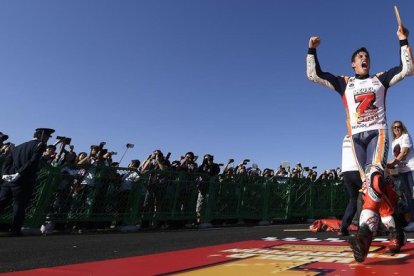 Marc Márquez se dispone a celebrar, en la curva 2 de Motegi, su nuevo título.