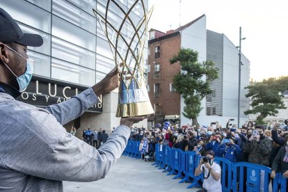 Sakho ofrece el trofeo conquistado a la afición reunida de forma espontánea en el Forum, ayer. SANTI OTERO