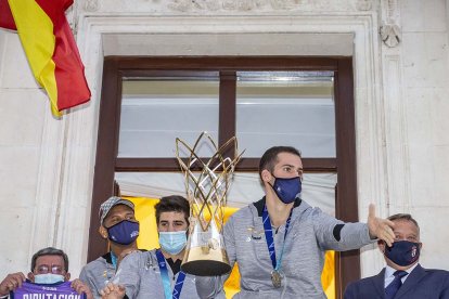 Salvó muestra el trofeo desde el balón de la Diputación.
