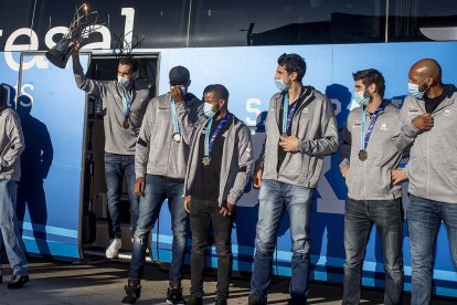Benite baja del autobús con el preciado trofeo.