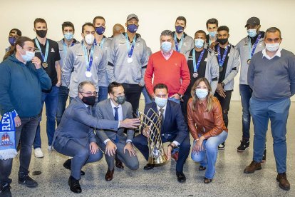 Los representantes de la corporación municipal posan con la plantilla y el presidente, Félix Sancho.