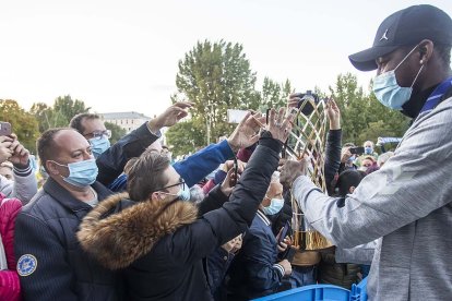 Los aficionados tocan la copa.
