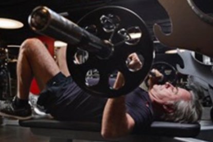 Carlos Sainz hace pesas en el gimnasio del que es accionista en Madrid.