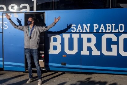 Salvó baja del autobús con actitud triunfal.
