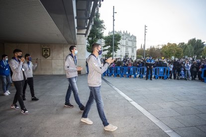 Los jugadores aplauden a la afición antes de volver al autobús.