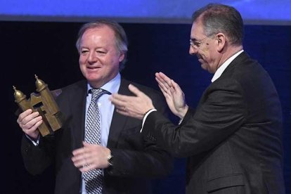 Ernesto Antolín recibió el FAE de Oro de manos de Miguel Ángel Benavente.