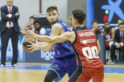 El triunfo fue esquivo hasta medirse a un Casademont Zaragoza repleto de ex y futuros azulones en el Coliseum. © ECB