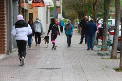 La mayoría de burgaleses parecen respetar la distancia de seguridad. / RAÚL G. OCHOA