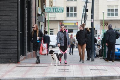 Paseantes en la esquina de Lavaderos y calle Vitoria, en Gamonal. RAÚL OCHOA