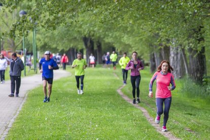 Paseantes y deportistas comparten aceras hoy. S. OTERO