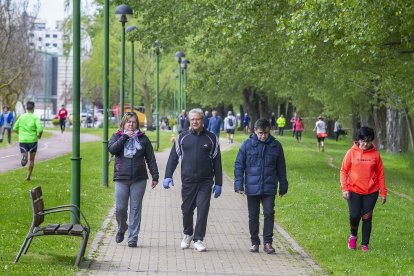 Paseantes y deportistas comparten aceras hoy. SANTI OTERO