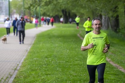 Paseantes y deportistas comparten aceras. SANTI OTERO