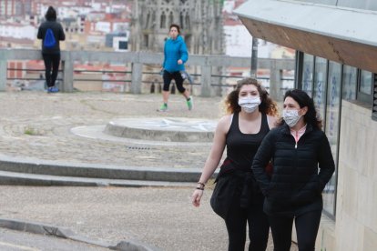 Paseo al Castillo con mascarilla. RAÚL OCHOA
