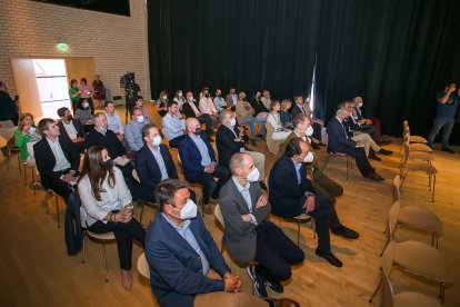 Medio centenar de personas acudieron a la presentación. T.A.