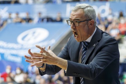 Paco Olmos apretó a los suyos en una de las últimas balas que le quedaban en la recámara, el triunfo ante Unicaja fue un espejismo. © ECB