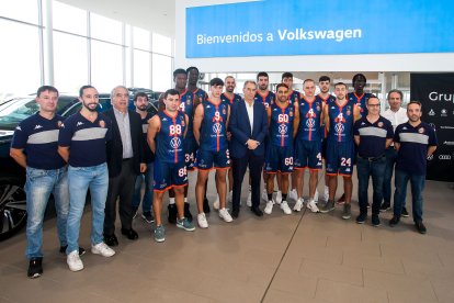 Las instalaciones de Ural Motor acogieron la foto de la plantilla del Tizona Universidad de Burgos. TOMÁS ALONSO