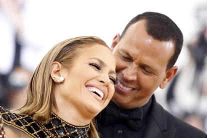 Jennifer López y su novio, Alex Rodríguez, pasearon su amor en la gala.