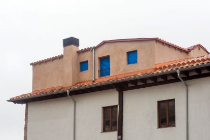 Detalle desde más cerca de la última planta. La citada buhardilla existe al menos desde el año 1853 como acreditan unas fotografías de Charles Clifford, encontradas en el Archivo Municipa