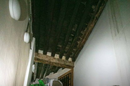 Cristina Fuentes muestra las dificultades de acceso a las plantas superiores después de unas obras que se hicieron en el portal por el propietario mayoritario del edificio. TOMÁS ALONSO