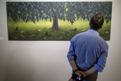 Un visitante disfruta de una de las obra de Álvarez. SANTI OTERO