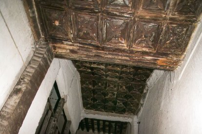 Subiendo las escaleras para acceder a la última planta. TOMÁS ALONSO