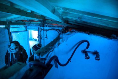 En el piso conviven vigas antiguas y nuevas. Hay maderas que se han podido aprovechar. TOMÁS ALONSO