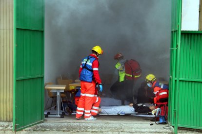 En la actividad participó todo el alumnado de tercer curso, que ejercieron el rol de víctimas y sanitarios, además de técnicos de emergencias, personal del GREM unidad canina de salvamento, de Ambulancias Rodrigo, médicos y enfermeras del servicio de urgencias del HUBU y profesores del grado en Enfermería, un total de 70 personas. UBU