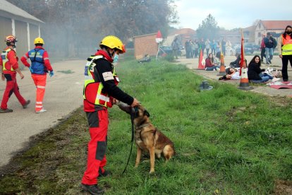 En la actividad participó todo el alumnado de tercer curso, que ejercieron el rol de víctimas y sanitarios, además de técnicos de emergencias, personal del GREM unidad canina de salvamento, de Ambulancias Rodrigo, médicos y enfermeras del servicio de urgencias del HUBU y profesores del grado en Enfermería, un total de 70 personas. UBU