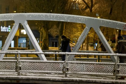 Los efectos del temporal de frío y nieve se hicieron notar ayer en Burgos en dos fases. La primera se desató durante la madrugada, con la caída de las primeras nevadas, con el extremo norte de Burgos como el más afectado. Durante las horas centrales del día mejoró la circulación al dejar de nevar, pero de nuevo por la tarde una copiosa nevada cubrió Burgos. SANTI OTERO
