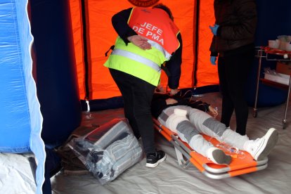 En la actividad participó todo el alumnado de tercer curso, que ejercieron el rol de víctimas y sanitarios, además de técnicos de emergencias, personal del GREM unidad canina de salvamento, de Ambulancias Rodrigo, médicos y enfermeras del servicio de urgencias del HUBU y profesores del grado en Enfermería, un total de 70 personas. UBU