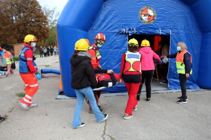 En la actividad participó todo el alumnado de tercer curso, que ejercieron el rol de víctimas y sanitarios, además de técnicos de emergencias, personal del GREM unidad canina de salvamento, de Ambulancias Rodrigo, médicos y enfermeras del servicio de urgencias del HUBU y profesores del grado en Enfermería, un total de 70 personas. UBU