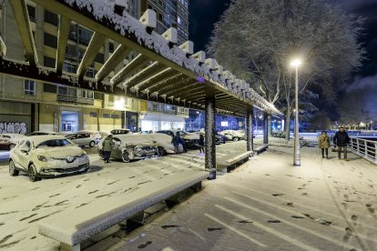 Los efectos del temporal de frío y nieve se hicieron notar ayer en Burgos en dos fases. La primera se desató durante la madrugada, con la caída de las primeras nevadas, con el extremo norte de Burgos como el más afectado. Durante las horas centrales del día mejoró la circulación al dejar de nevar, pero de nuevo por la tarde una copiosa nevada cubrió Burgos. SANTI OTERO