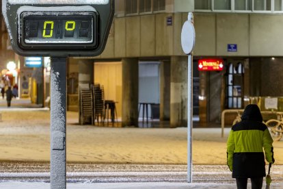 Los efectos del temporal de frío y nieve se hicieron notar ayer en Burgos en dos fases. La primera se desató durante la madrugada, con la caída de las primeras nevadas, con el extremo norte de Burgos como el más afectado. Durante las horas centrales del día mejoró la circulación al dejar de nevar, pero de nuevo por la tarde una copiosa nevada cubrió Burgos. SANTI OTERO