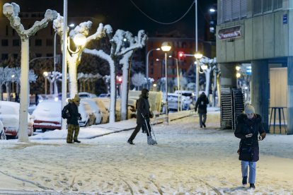 Los efectos del temporal de frío y nieve se hicieron notar ayer en Burgos en dos fases. La primera se desató durante la madrugada, con la caída de las primeras nevadas, con el extremo norte de Burgos como el más afectado. Durante las horas centrales del día mejoró la circulación al dejar de nevar, pero de nuevo por la tarde una copiosa nevada cubrió Burgos. SANTI OTERO