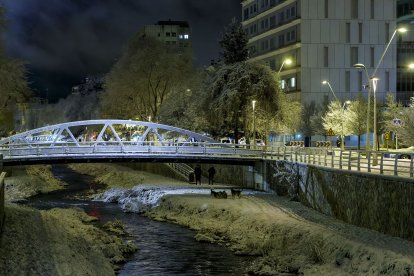 Los efectos del temporal de frío y nieve se hicieron notar ayer en Burgos en dos fases. La primera se desató durante la madrugada, con la caída de las primeras nevadas, con el extremo norte de Burgos como el más afectado. Durante las horas centrales del día mejoró la circulación al dejar de nevar, pero de nuevo por la tarde una copiosa nevada cubrió Burgos. SANTI OTERO