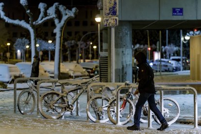Los efectos del temporal de frío y nieve se hicieron notar ayer en Burgos en dos fases. La primera se desató durante la madrugada, con la caída de las primeras nevadas, con el extremo norte de Burgos como el más afectado. Durante las horas centrales del día mejoró la circulación al dejar de nevar, pero de nuevo por la tarde una copiosa nevada cubrió Burgos. SANTI OTERO
