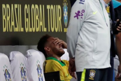 Neymar, con dolor en el tobillo.
