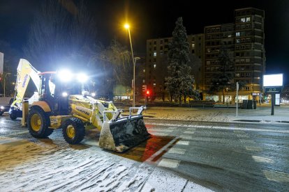 Los efectos del temporal de frío y nieve se hicieron notar ayer en Burgos en dos fases. La primera se desató durante la madrugada, con la caída de las primeras nevadas, con el extremo norte de Burgos como el más afectado. Durante las horas centrales del día mejoró la circulación al dejar de nevar, pero de nuevo por la tarde una copiosa nevada cubrió Burgos. SANTI OTERO