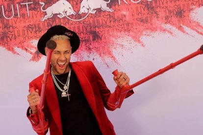 Neymar, con muletas, disfrutando de una fiesta.