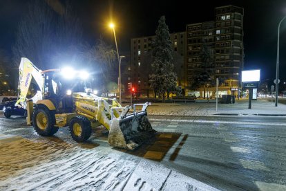 Los efectos del temporal de frío y nieve se hicieron notar ayer en Burgos en dos fases. La primera se desató durante la madrugada, con la caída de las primeras nevadas, con el extremo norte de Burgos como el más afectado. Durante las horas centrales del día mejoró la circulación al dejar de nevar, pero de nuevo por la tarde una copiosa nevada cubrió Burgos. SANTI OTERO