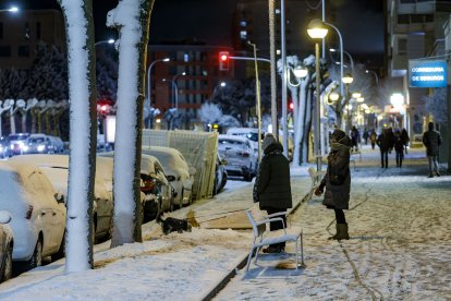 Los efectos del temporal de frío y nieve se hicieron notar ayer en Burgos en dos fases. La primera se desató durante la madrugada, con la caída de las primeras nevadas, con el extremo norte de Burgos como el más afectado. Durante las horas centrales del día mejoró la circulación al dejar de nevar, pero de nuevo por la tarde una copiosa nevada cubrió Burgos. SANTI OTERO