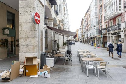Cartón apilado en la calle de La Paloma. SANTI OTERO