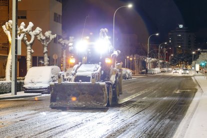 Los efectos del temporal de frío y nieve se hicieron notar ayer en Burgos en dos fases. La primera se desató durante la madrugada, con la caída de las primeras nevadas, con el extremo norte de Burgos como el más afectado. Durante las horas centrales del día mejoró la circulación al dejar de nevar, pero de nuevo por la tarde una copiosa nevada cubrió Burgos. SANTI OTERO