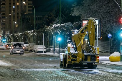 Los efectos del temporal de frío y nieve se hicieron notar ayer en Burgos en dos fases. La primera se desató durante la madrugada, con la caída de las primeras nevadas, con el extremo norte de Burgos como el más afectado. Durante las horas centrales del día mejoró la circulación al dejar de nevar, pero de nuevo por la tarde una copiosa nevada cubrió Burgos. SANTI OTERO