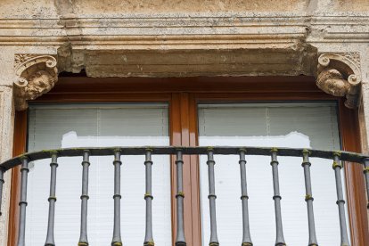 Ventana en el muro norte, con los bustos de Felipe II (izquierda) e Isabel de Osorio (derecha). SANTI OTERO