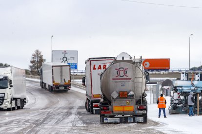 Los efectos del temporal de frío y nieve se hicieron notar ayer en Burgos en dos fases. La primera se desató durante la madrugada, con la caída de las primeras nevadas, con el extremo norte de Burgos como el más afectado. Durante las horas centrales del día mejoró la circulación al dejar de nevar, pero de nuevo por la tarde una copiosa nevada cubrió Burgos. SANTI OTERO